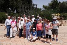 ryhmäkuva Knessetin läheisyydessä